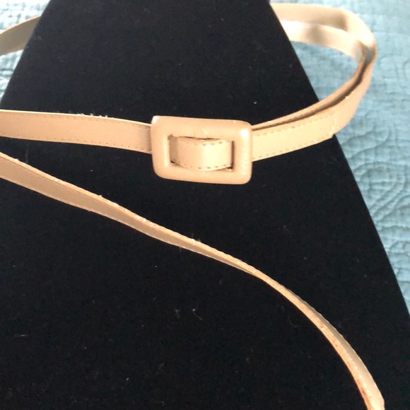 Adjustable light beige skinny belt. - Picture 3 of 3